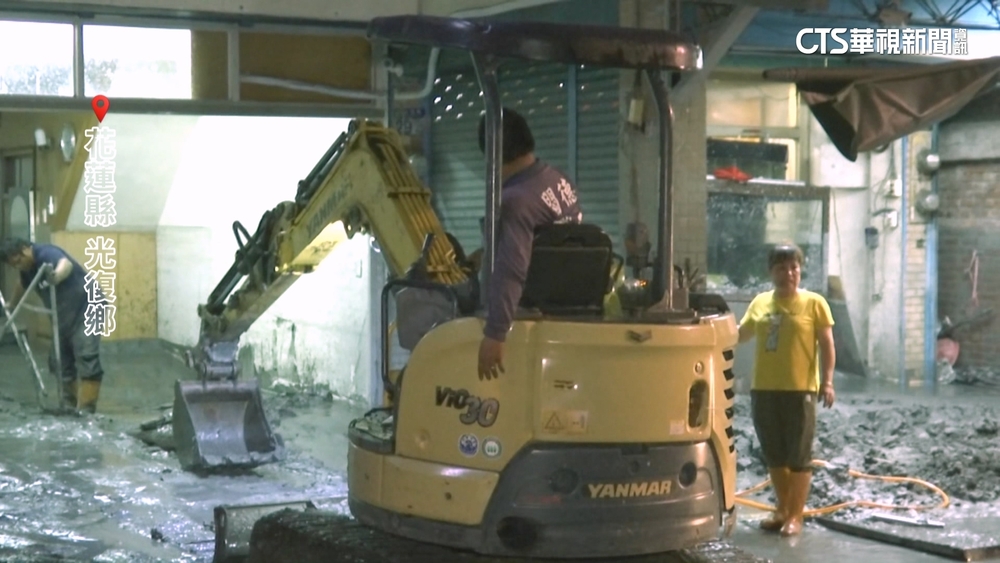 馬太鞍溢堤重創光復鄉　敦厚路災民深夜開怪手清淤