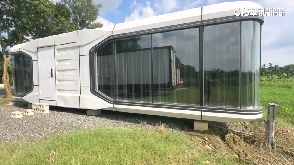 屏東街頭「太空艙」展示　科技感外型配備冷氣超吸睛