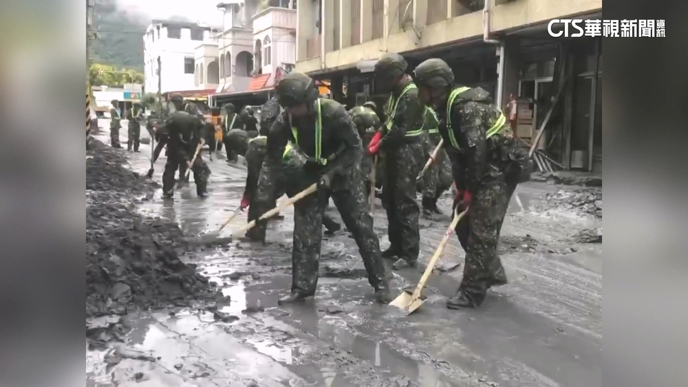 陸軍今增派約2000人救災　總統授權「官兵可進屋」