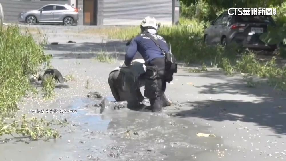「泥巴如吸盤」1km走3小時　男陷深泥獲救驚魂未定