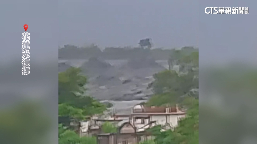 怵目驚心！溢流瞬間泥水急又猛　滾滾黑水沖刷佛祖街