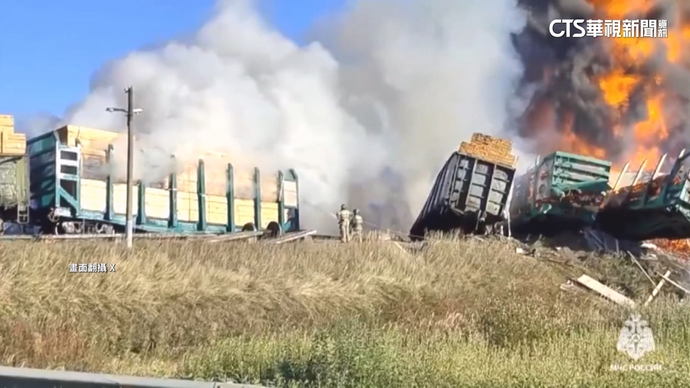 驚！俄運油列車與卡車相撞起火　18節車廂脫軌燃燒