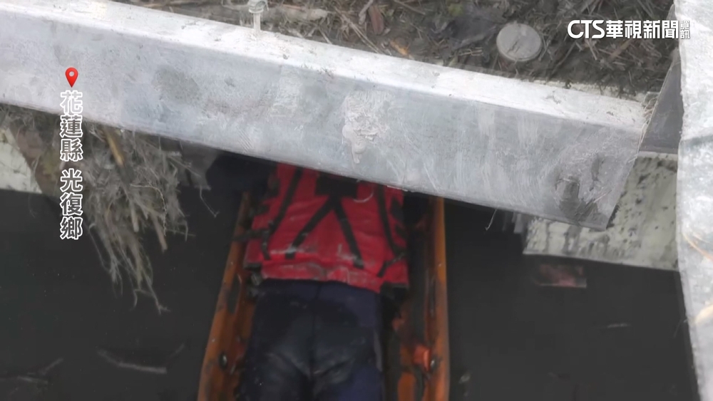 台南特搜隊員「長背板」當小船　屋內泥流划行找失聯者