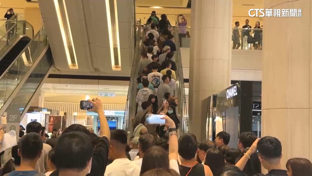 台中新光三越氣爆逾7月回歸　一開門人潮擠爆手扶梯