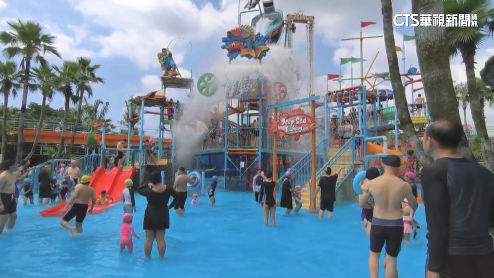 連假首日！　民眾擠爆遊樂園　業者：住房率達9成