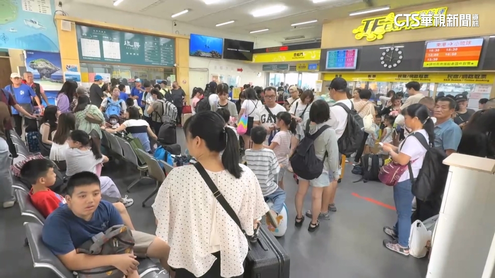 教師節連假DAY1東琉線碼頭湧人潮　不到半天6千人登小琉球