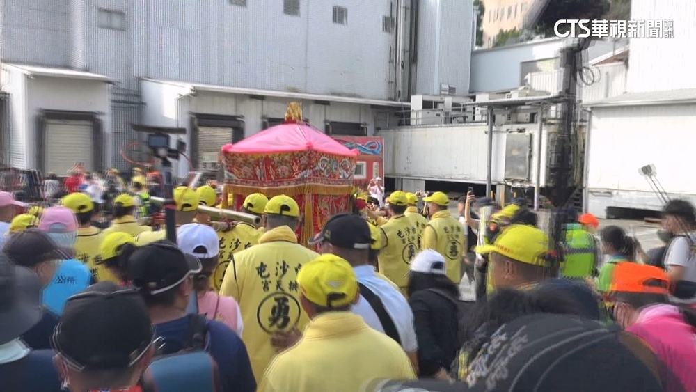 白沙屯媽祖「3神贊境」　萬人跪地「鑽轎腳」祈求平安