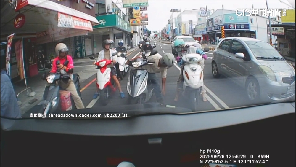 幫撿物品「誤觸油門」暴衝　騎士連人帶車慘摔