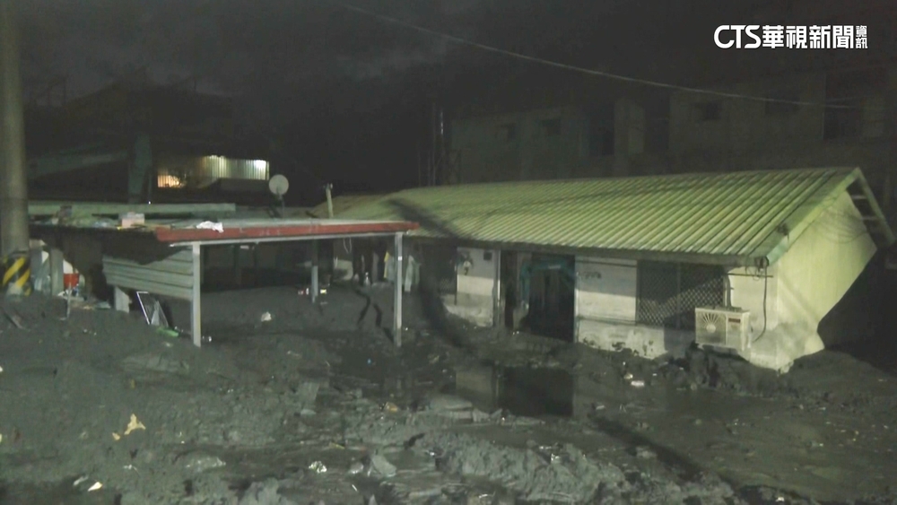 男回鄉探親遇溢流！路過見亮光求救　涉水破門救援