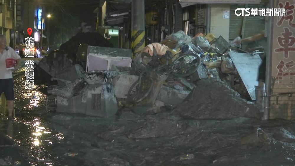 「鏟子超人」不分晝夜救災！　污泥.垃圾堆成山困擾災戶