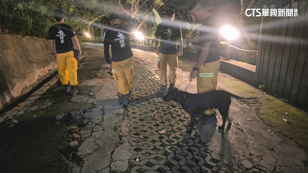 中市特搜隊27隊員.2犬馳援花蓮　民眾目擊「狗狗累壞」