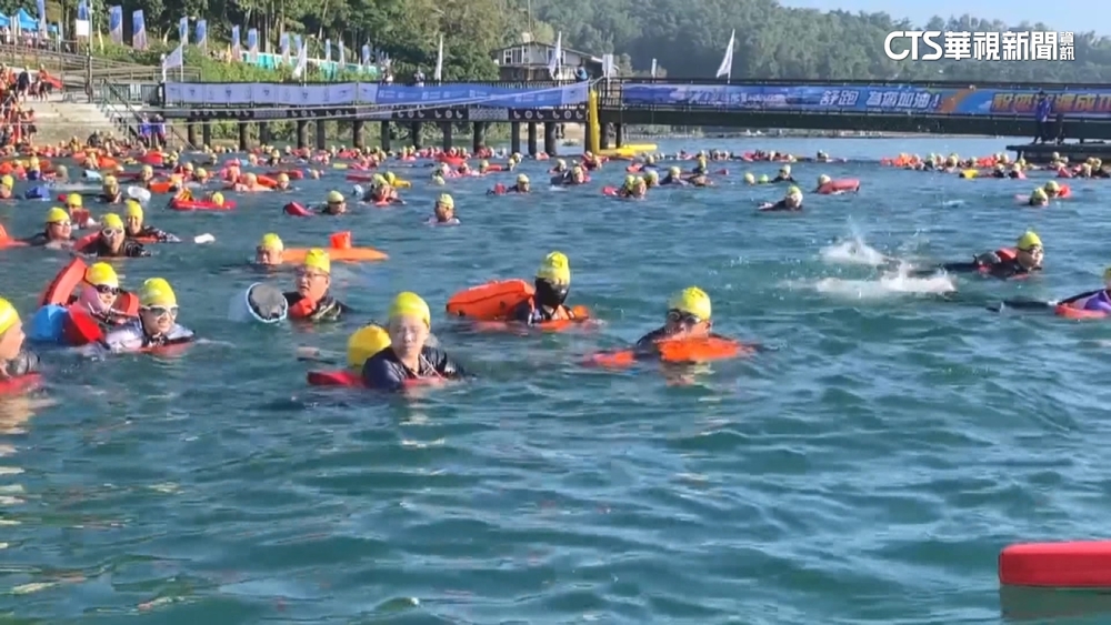 日月潭泳渡登場　2.4萬泳客挑戰橫渡3千米水道