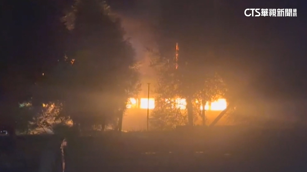 苗栗「九華山大興善寺」失火　三層樓倉庫陷火海燒毀