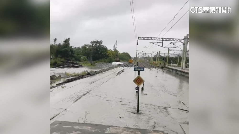 堰塞湖溢流首日災情慘！　花蓮光復車站鐵道全被淹