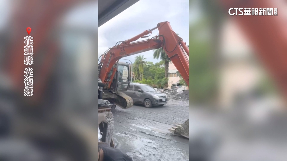 有勇有謀！　「怪手英雄」不畏洪水搶挖.勇救20人