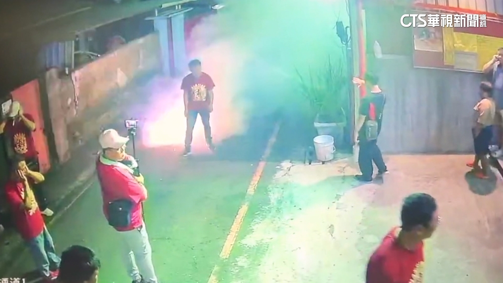 宮廟炮竹迎聖駕波及住戶家.車！廟方：會檢討.負責任