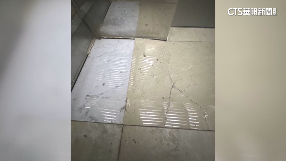 連假人潮湧台中新光三越　電梯地磚疑遭踩破碎裂