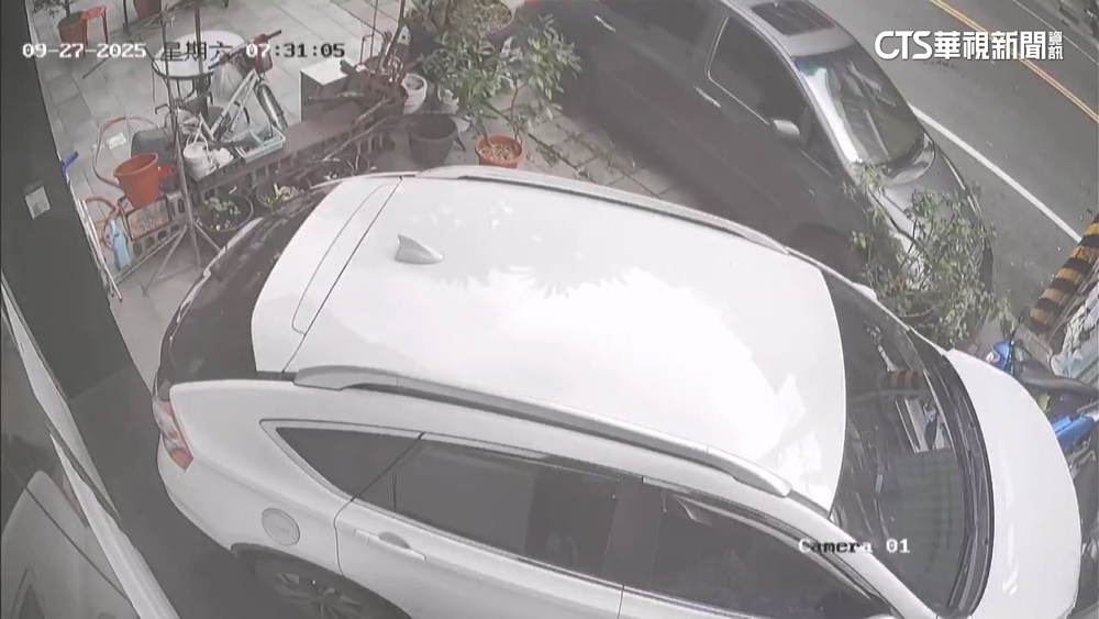 暴衝撞壞4輛汽機車！　駕駛疑「低頭撿食物」分心肇禍