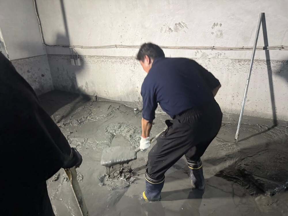 勘災被志工邀「鏟一下土」！　傅崐萁：試了幾鏟可能不及格但誠意滿滿