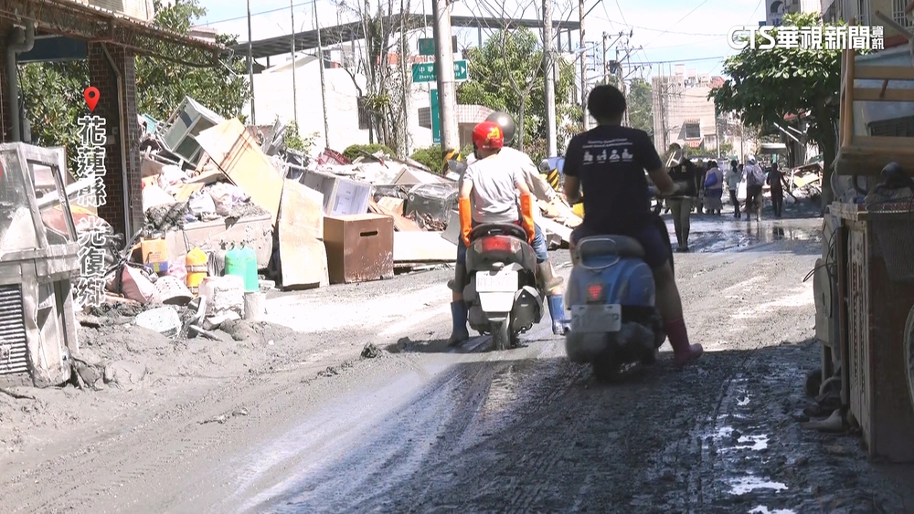 重機具難挺進災區　「機車小蜜蜂」穿梭送物資