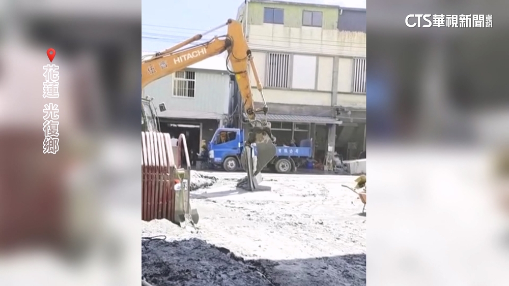 怪手化身掃地機器人！　僅僅掃三下　路面淤泥全消失