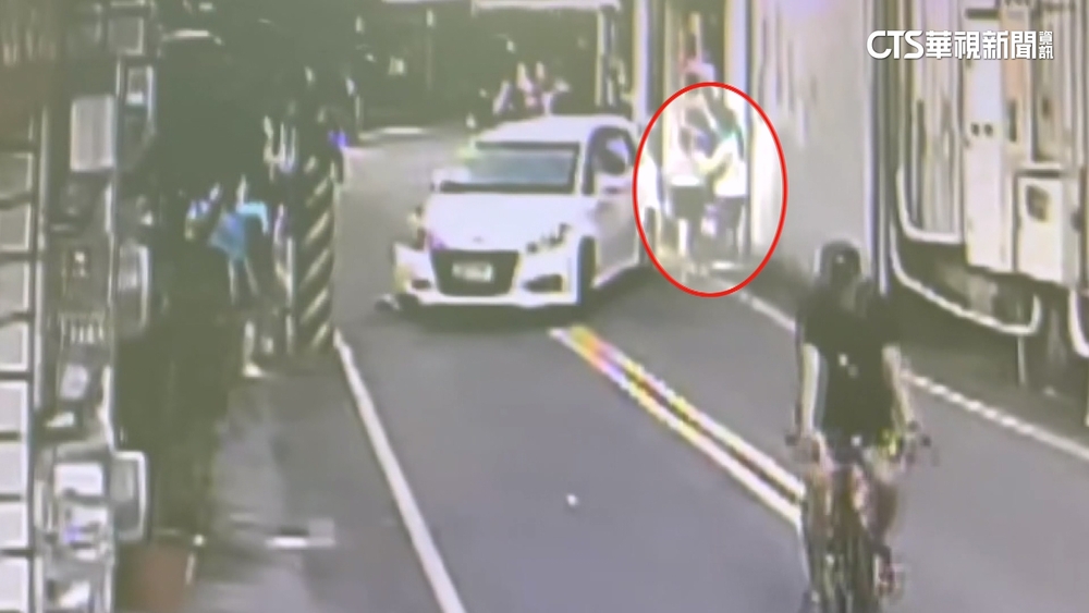 酒駕撞電桿害女兒嘴角濺血　母女躲進彩券行