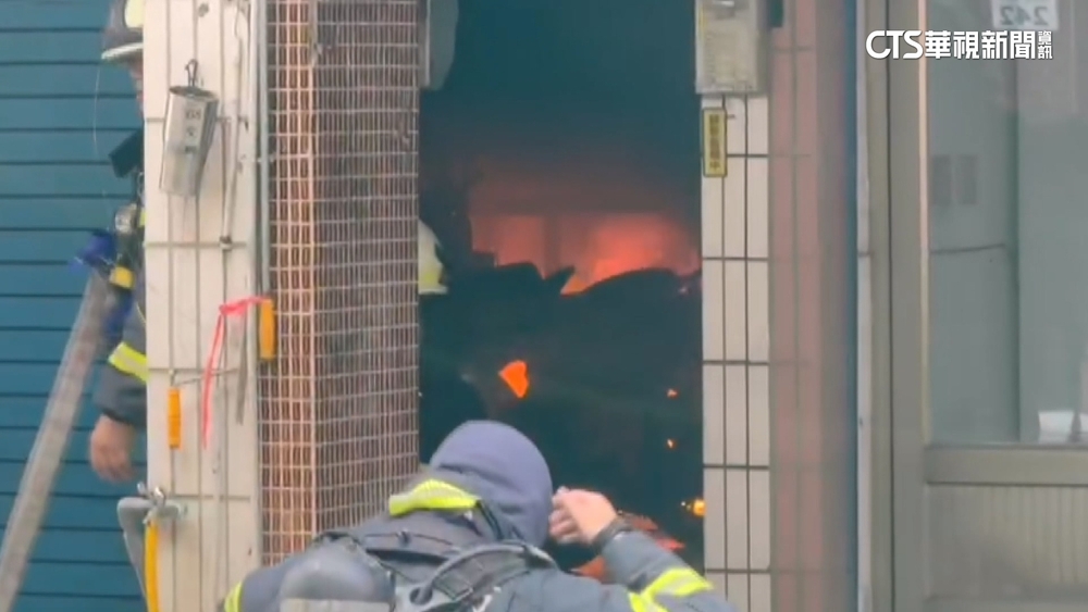 鋰電池起火？　太陽能板廠商宿舍燃燒還「傳出爆炸聲」！