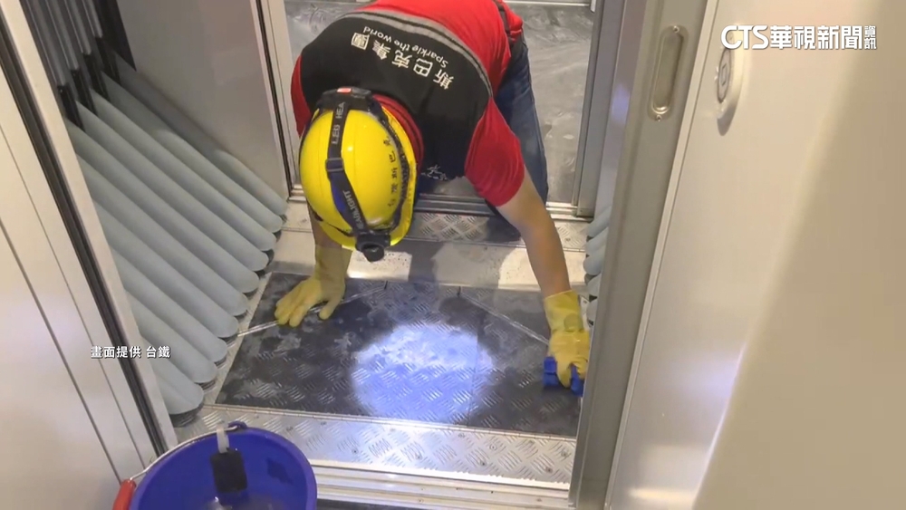 無名英雄付出！　車廂.月台泥沙覆蓋　台鐵清潔員打掃乾淨