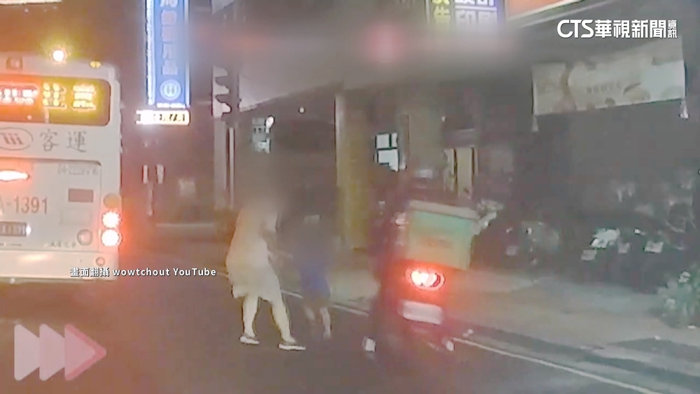 母牽3歲孩違規過馬路　外送員閃過險撞