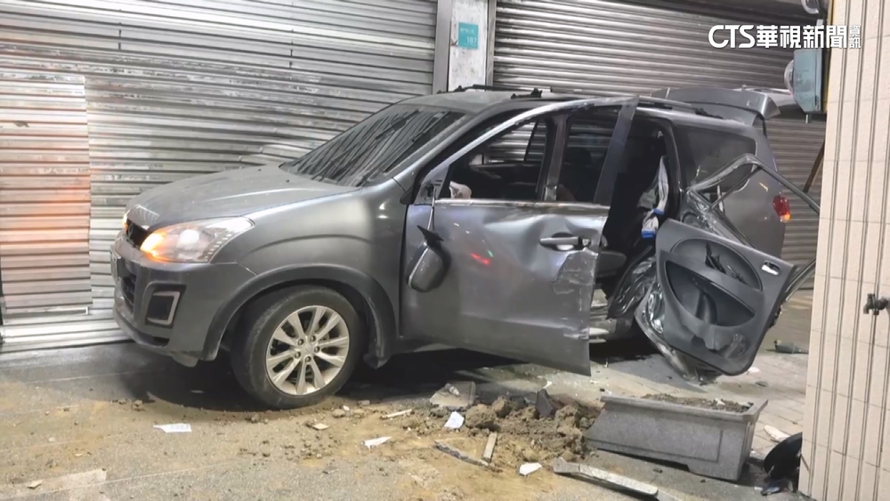 疑切換車道失控　2車擦撞「失控撞民宅」鐵門　3人傷