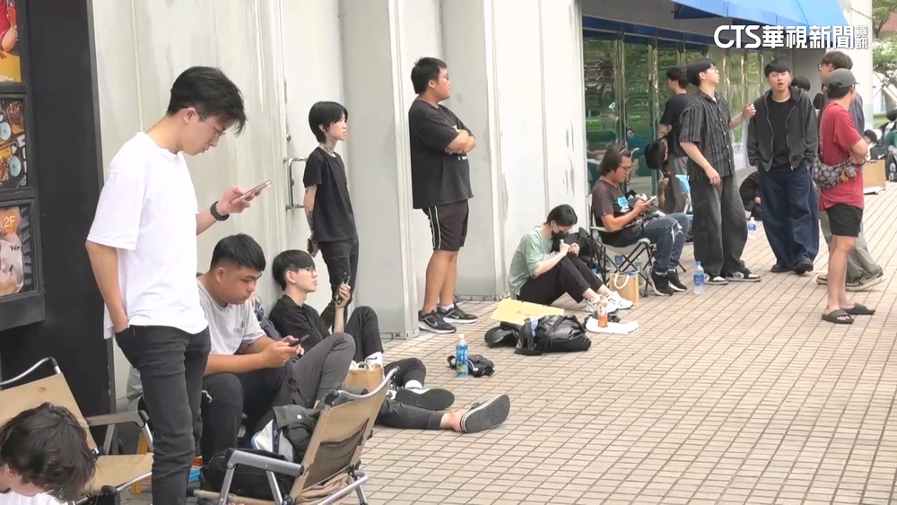 日本動畫買電影票送海報　百貨前粉絲卡位搶排