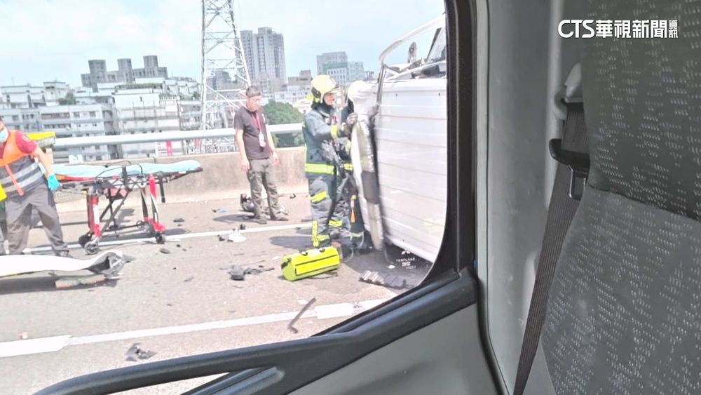 救護車撞小貨車翻覆　駕駛.護理師幸無礙