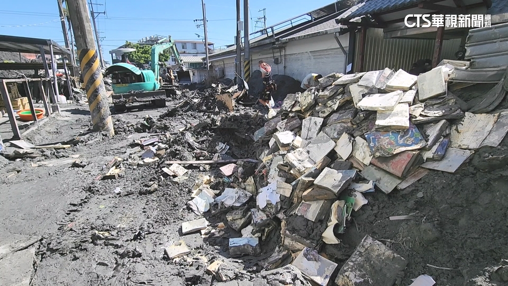 作家赫恪3萬本書埋爛泥　泡水書堆門前如小山