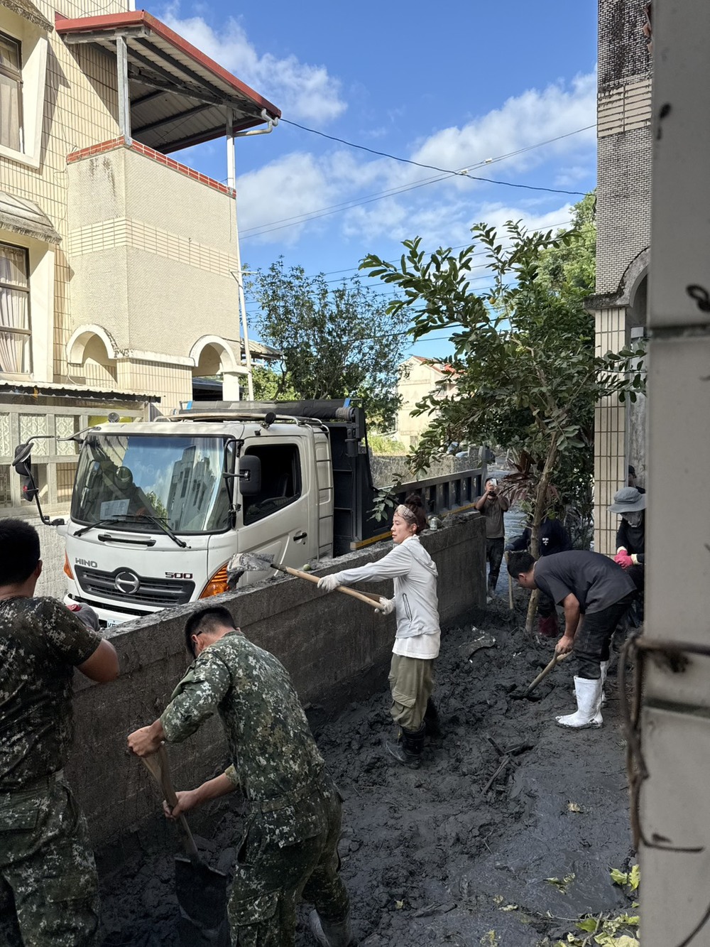 才捐30萬　李多慧今低調現身花蓮　化身「鏟子超人」協助清理