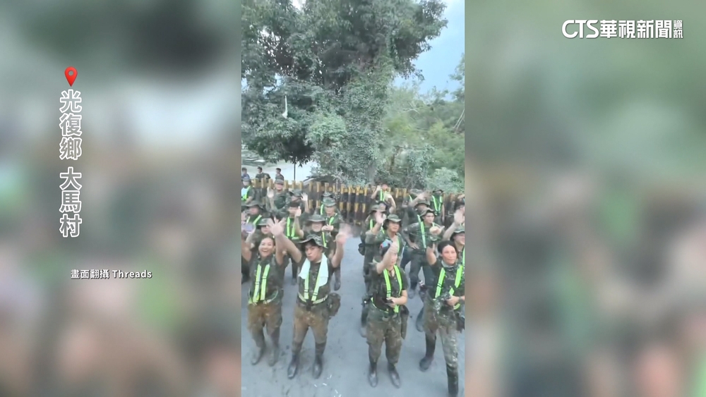 國軍女力暖舉！　揮手比心微笑歡送「鏟子超人」