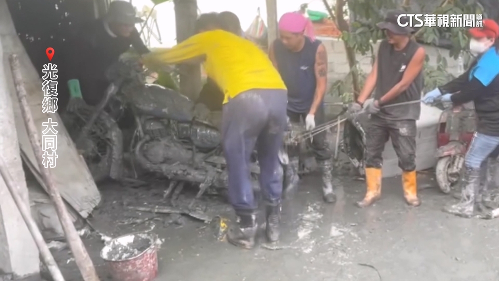 眾人「拔河」拉出卡屋內機車　阿嬤爬「淤泥山」尋家當