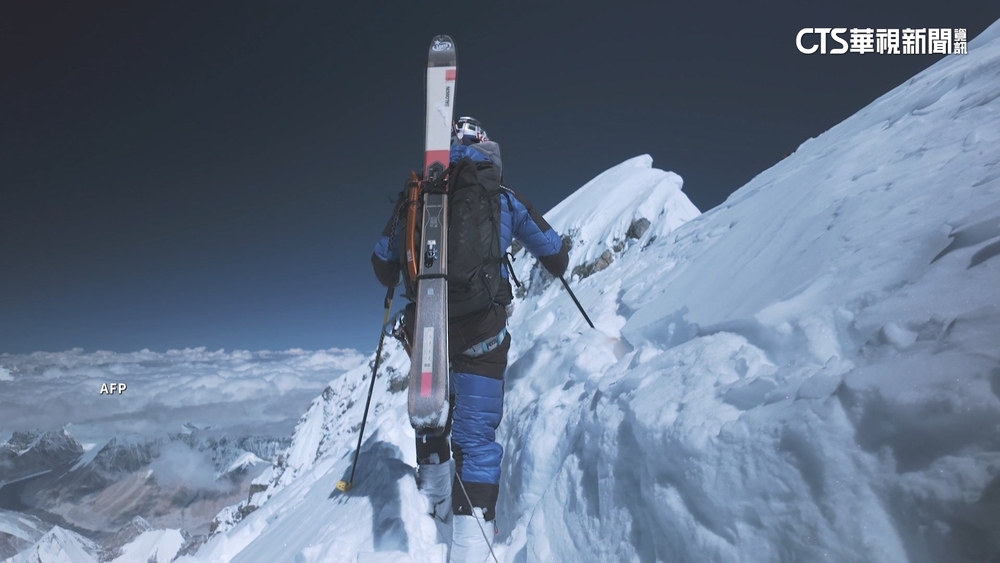 全球第1人！波蘭運動員「無氧攻頂聖母峰」再滑雪下山