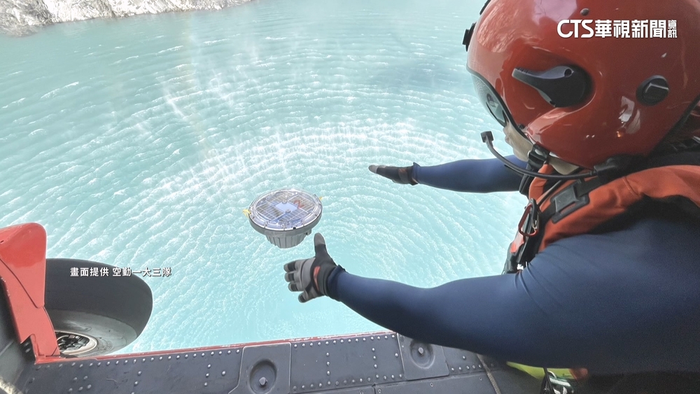 探測堰塞湖水下地形.水位變化　投放衛星浮標+探深球