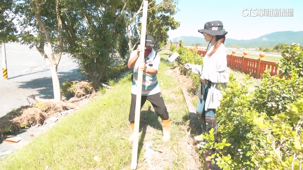 獨！　72歲阿伯佛祖街驚險逃　潛入泥水.拄木棍逃生