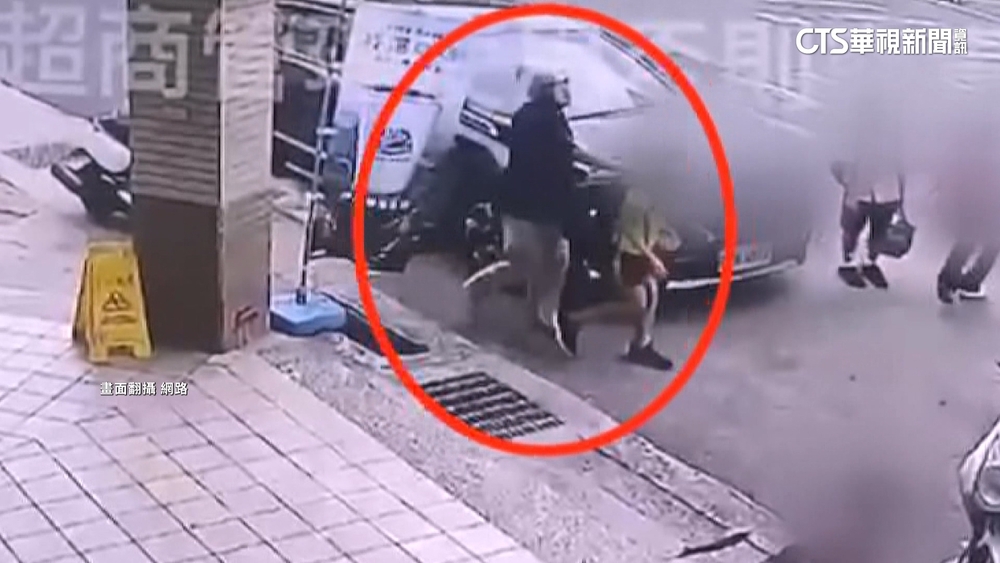 苗栗甫出獄40歲男持利器闖超商　刺傷2女童1男