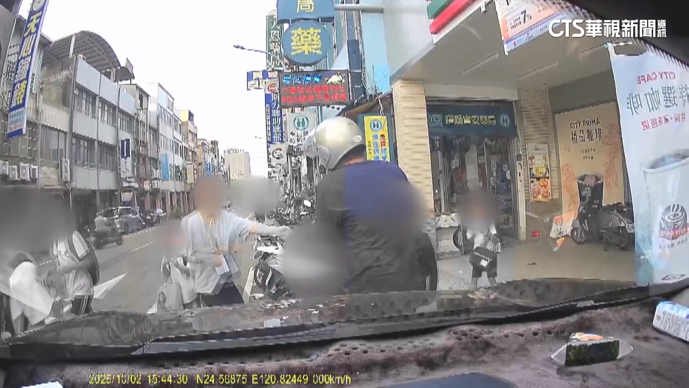 恐怖畫面曝！　學童放學遇隨機砍人　老師挺身對抗