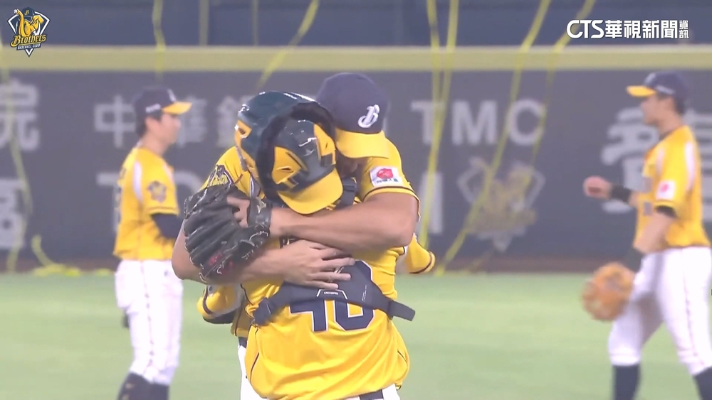 中信兄弟6比2擊敗味全龍　奪隊史第20個季冠軍
