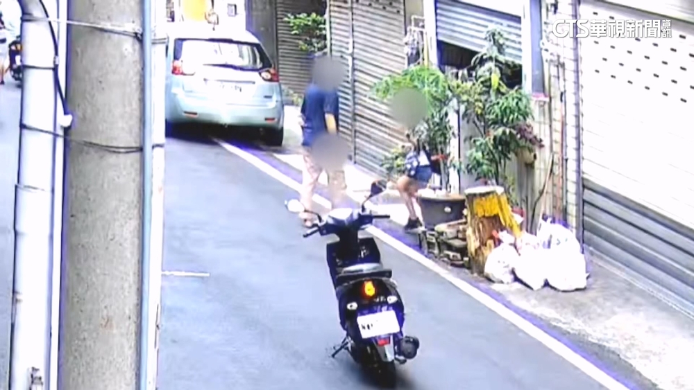 獨家畫面曝！嫌背後抱童欲割頸　熱心民眾喊叫阻止