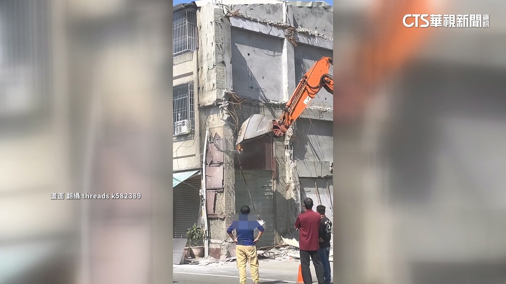怪手施工不慎「勾電線」冒火花！　監工忙致歉　遭查出未申請