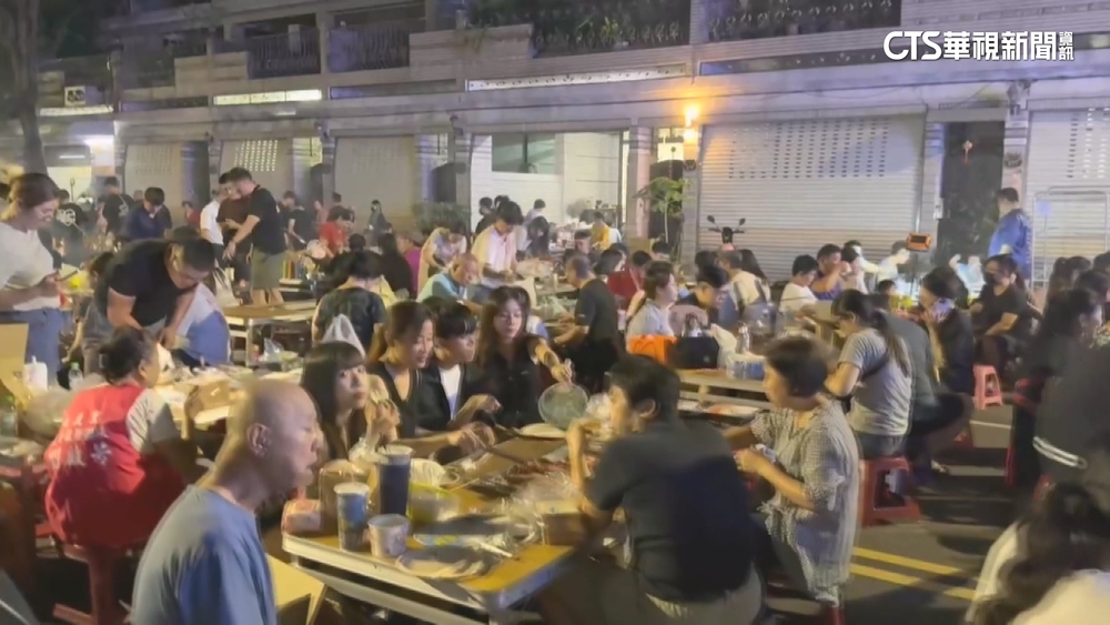 高雄鳳山封街烤肉「湧入千人」　食材澎湃香氣四溢