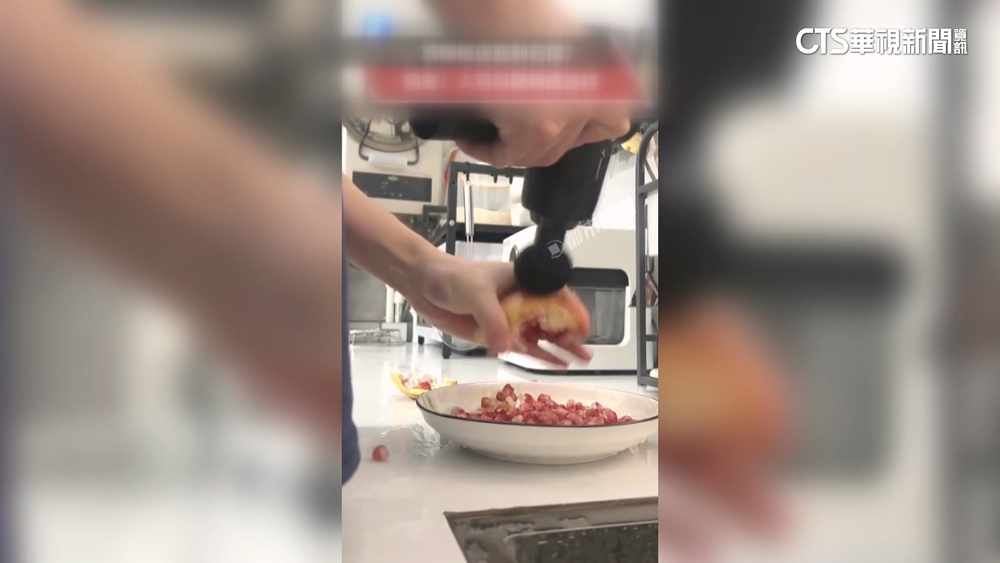 不是按摩肌肉！　廣西男拿筋膜槍剝石榴　網讚爆