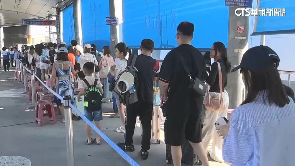 連假東琉線湧人潮　業者備小遊戲打發候船時間