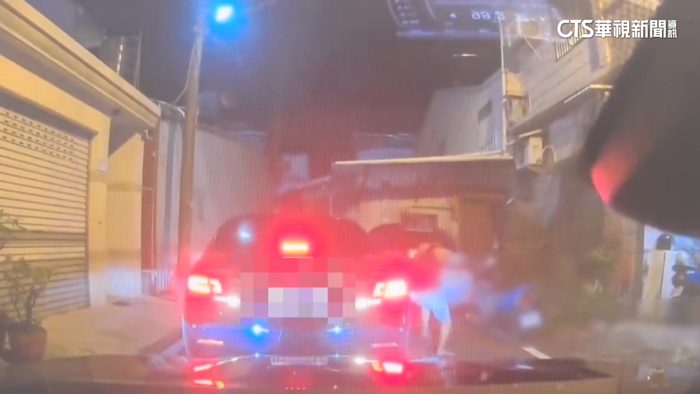 拒檢展開追逐戰　經查駕駛毒駕.乘客通緝犯