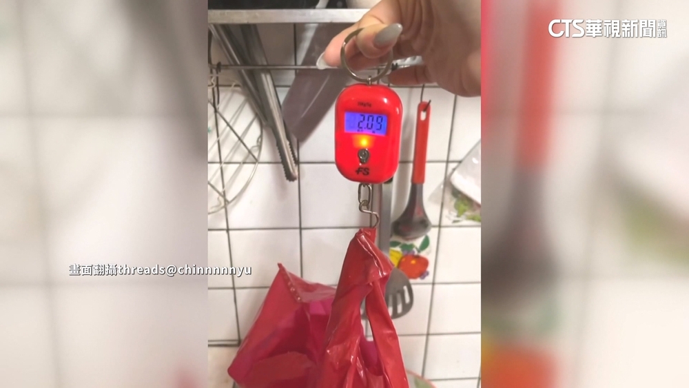 偷斤兩？　梧棲漁港買蝦「3斤變2斤」　店家駁：秤完才放冰