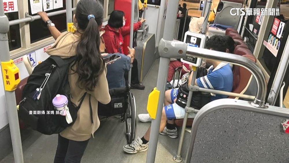 高中生公車上出腳默護輪椅翁　暖舉感動逾7萬人